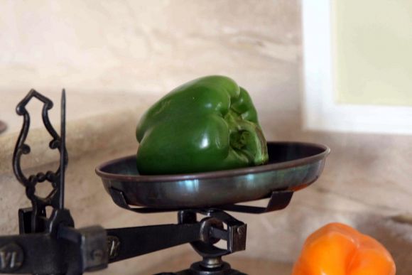 Старинные чугунные весы , рассчитанные на 5 кг  ХХвек , Европа