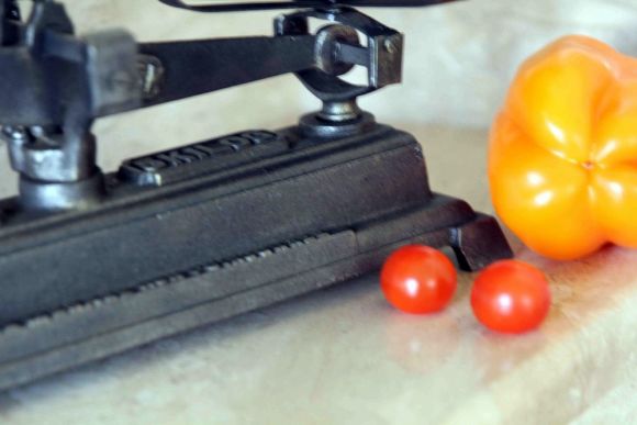 Старинные чугунные весы , рассчитанные на 5 кг  ХХвек , Европа