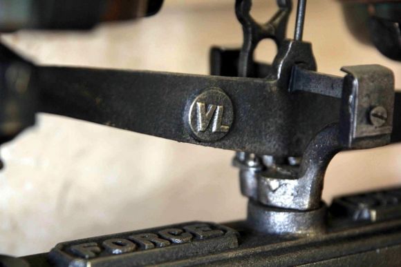 Старинные чугунные весы , рассчитанные на 5 кг  ХХвек , Европа