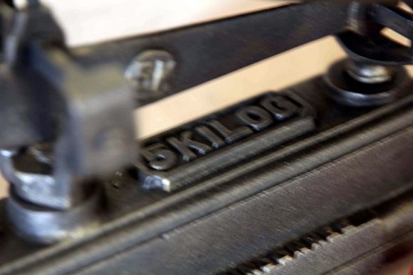 Старинные чугунные весы , рассчитанные на 5 кг  ХХвек , Европа