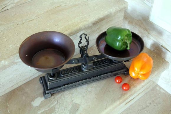 Старинные чугунные весы , рассчитанные на 5 кг  ХХвек , Европа