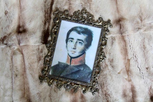 Латунная литая рамка среднего размера в патине