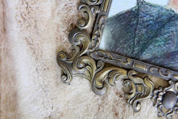 Латунная литая рамка среднего размера в патине