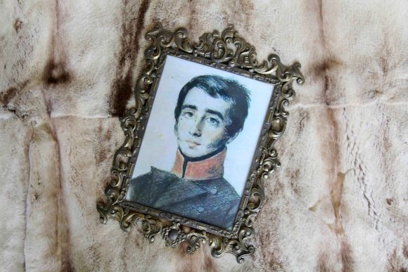 Латунная литая рамка среднего размера в патине