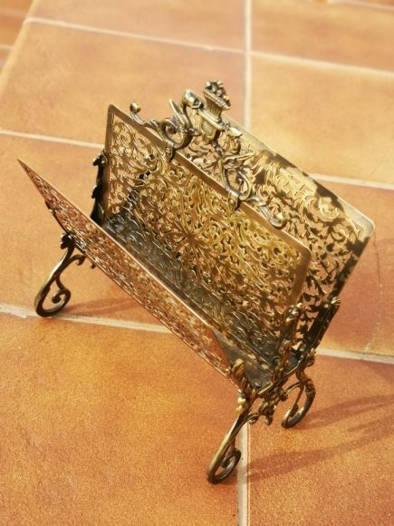 Антикварная миниатюрная газетница из резной латину