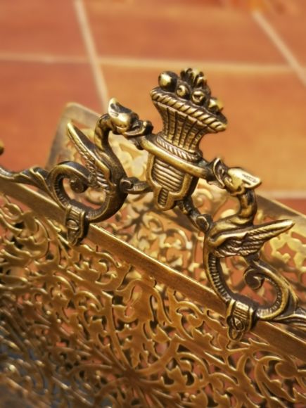 Антикварная миниатюрная газетница из резной латину