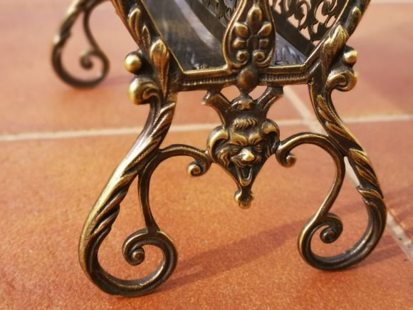 Антикварная миниатюрная газетница из резной латину