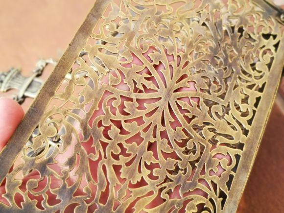 Антикварная миниатюрная газетница из резной латину