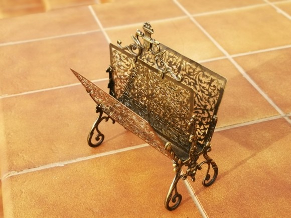 Антикварная миниатюрная газетница из резной латину