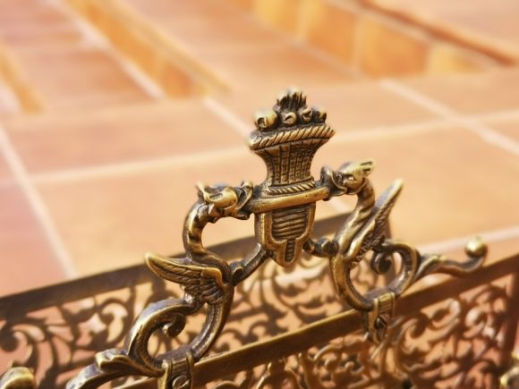 Антикварная миниатюрная газетница из резной латину