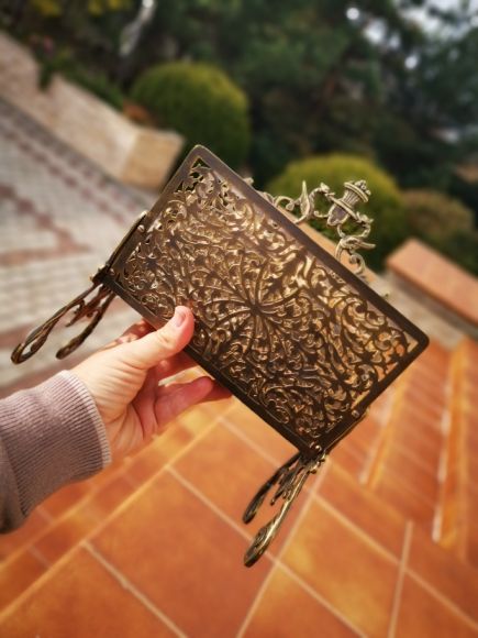 Антикварная миниатюрная газетница из резной латину