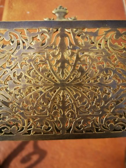 Антикварная миниатюрная газетница из резной латину