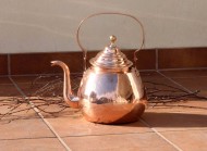 Очаровательный, довольно большой латунный полированный чайник Очаровательный, довольно большой латунный полированный чайник