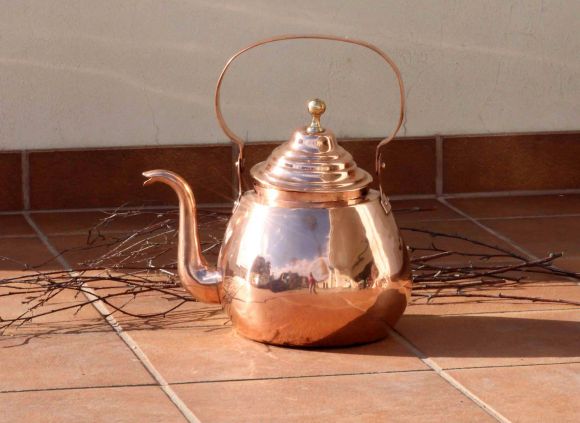 Очаровательный, довольно большой латунный полированный чайник