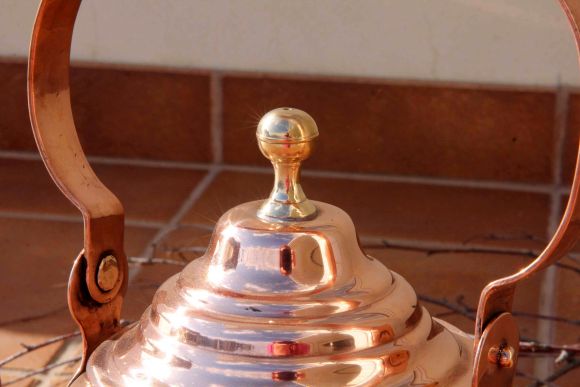 Очаровательный, довольно большой латунный полированный чайник