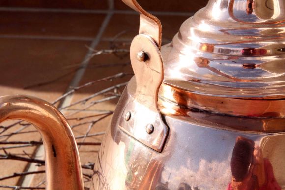 Очаровательный, довольно большой латунный полированный чайник