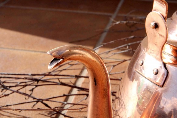 Очаровательный, довольно большой латунный полированный чайник