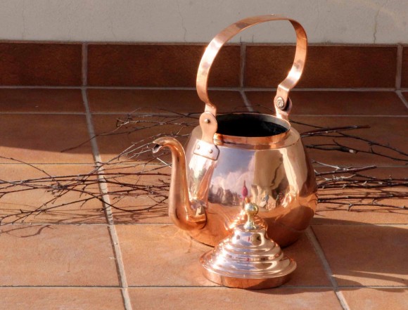 Очаровательный, довольно большой латунный полированный чайник