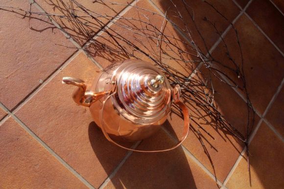 Очаровательный, довольно большой латунный полированный чайник