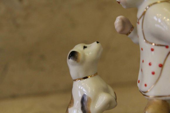 Антикварная статуэтка из фарфора «Девочка с собачкой» СССР 1950-70 гг