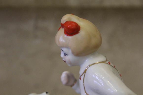 Антикварная статуэтка из фарфора «Девочка с собачкой» СССР 1950-70 гг