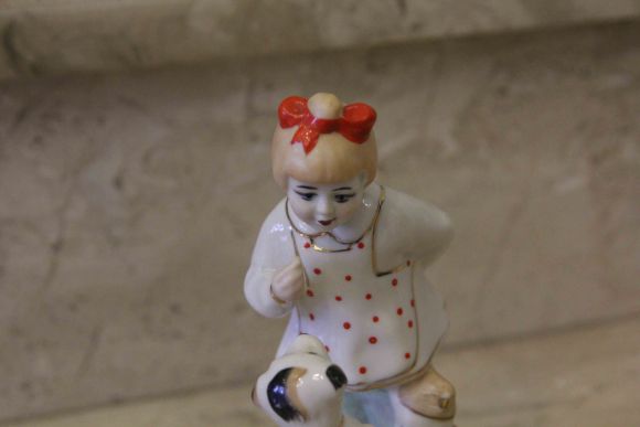 Антикварная статуэтка из фарфора «Девочка с собачкой» СССР 1950-70 гг