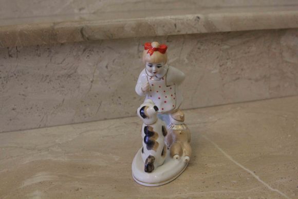 Антикварная статуэтка из фарфора «Девочка с собачкой» СССР 1950-70 гг