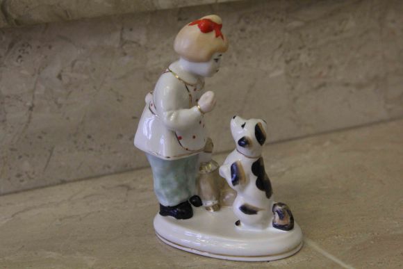 Антикварная статуэтка из фарфора «Девочка с собачкой» СССР 1950-70 гг