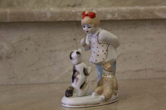 Антикварная статуэтка из фарфора «Девочка с собачкой» СССР 1950-70 гг