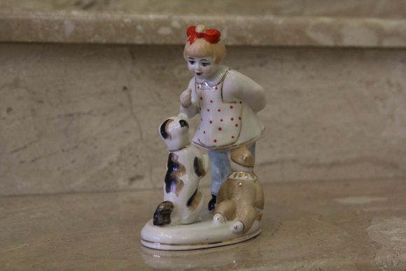 Антикварная статуэтка из фарфора «Девочка с собачкой» СССР 1950-70 гг