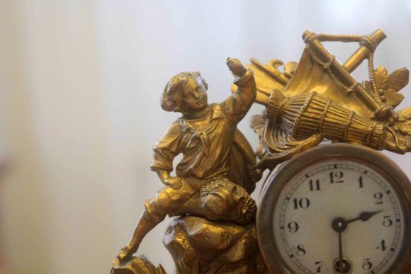 Великолепные старинные каминные часы из бронзы