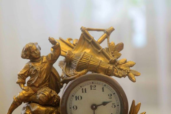 Великолепные старинные каминные часы из бронзы