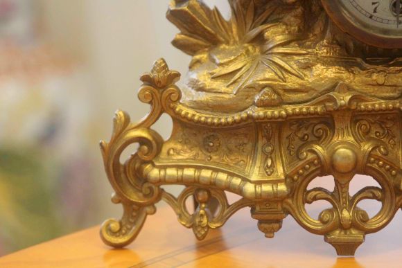 Великолепные старинные каминные часы из бронзы