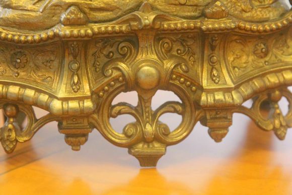 Великолепные старинные каминные часы из бронзы