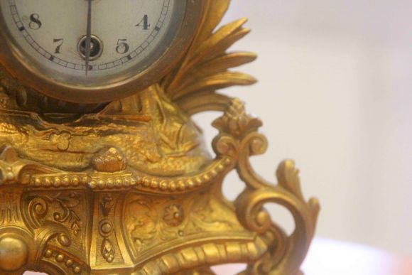 Великолепные старинные каминные часы из бронзы