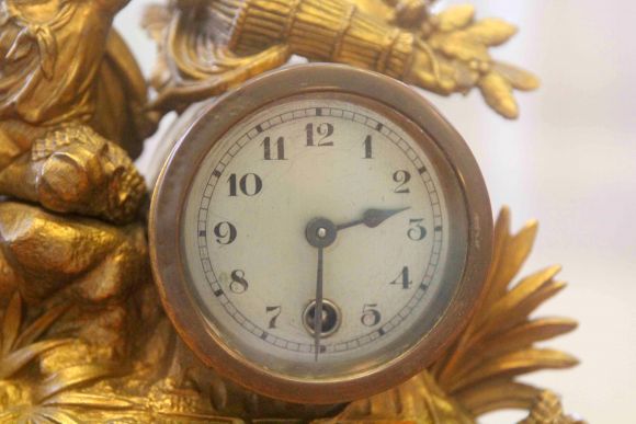 Великолепные старинные каминные часы из бронзы