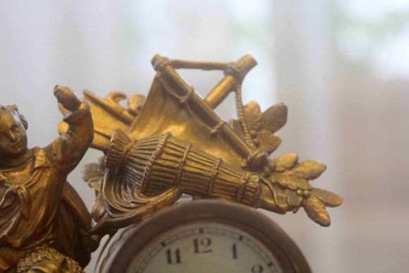 Великолепные старинные каминные часы из бронзы