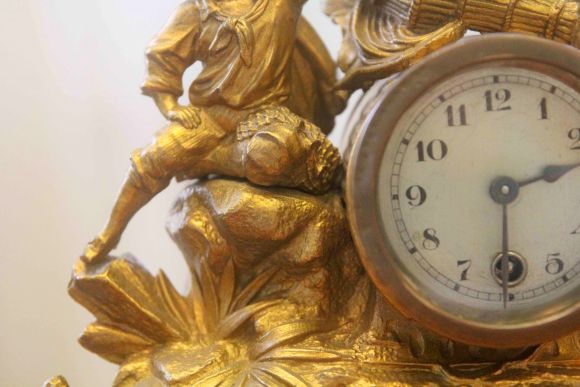 Великолепные старинные каминные часы из бронзы