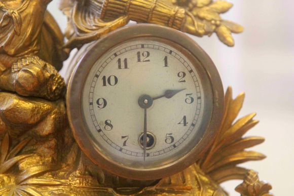 Великолепные старинные каминные часы из бронзы