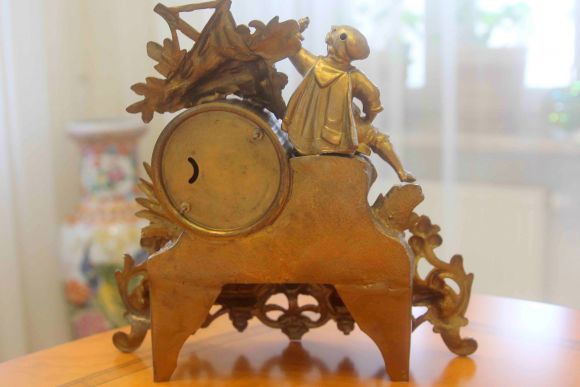 Великолепные старинные каминные часы из бронзы