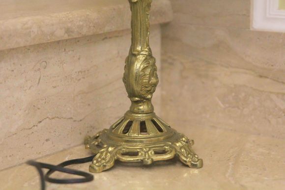 Очаровательная настольная лампа