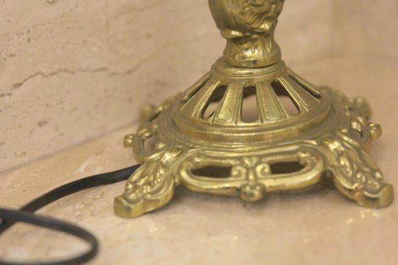 Очаровательная настольная лампа