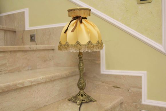 Очаровательная настольная лампа