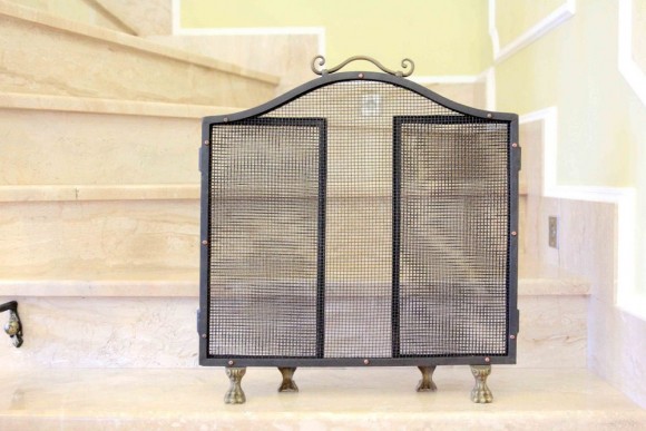 Защитный экран из металла  для камина на кошачьих лапках