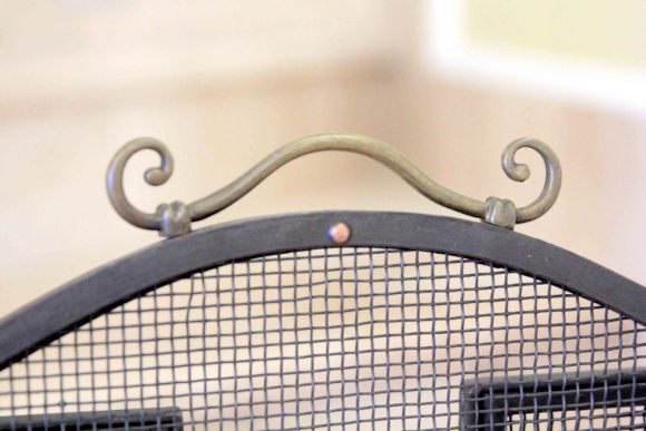 Защитный экран из металла  для камина на кошачьих лапках