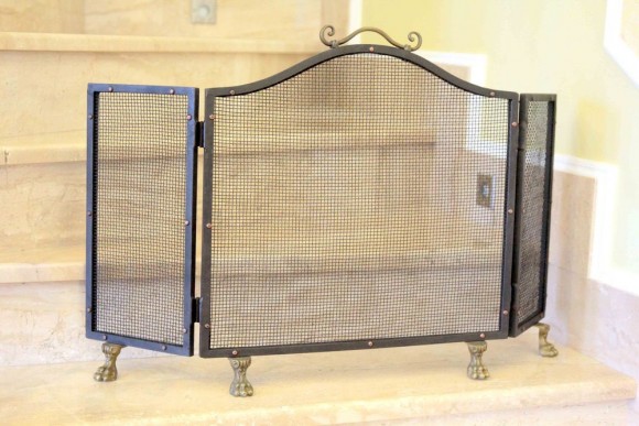 Защитный экран из металла  для камина на кошачьих лапках