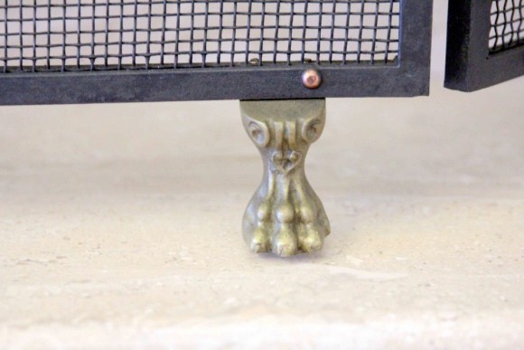 Защитный экран из металла  для камина на кошачьих лапках