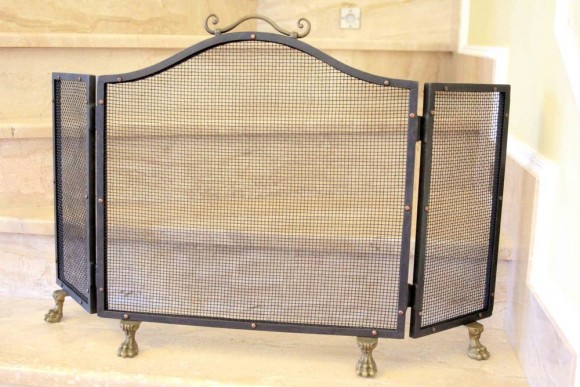 Защитный экран из металла  для камина на кошачьих лапках