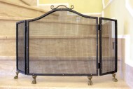 Защитный экран из металла  для камина на кошачьих лапках