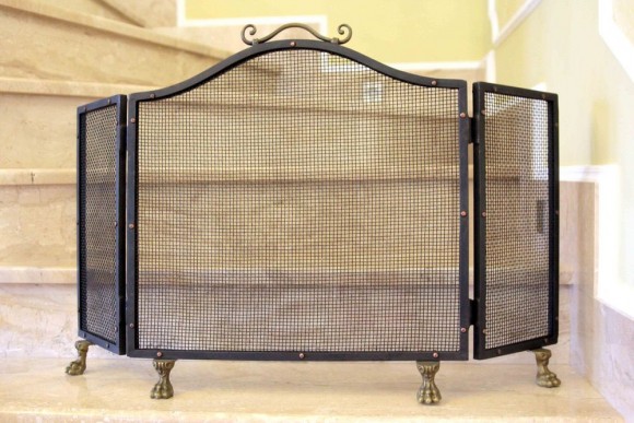 Защитный экран из металла  для камина на кошачьих лапках